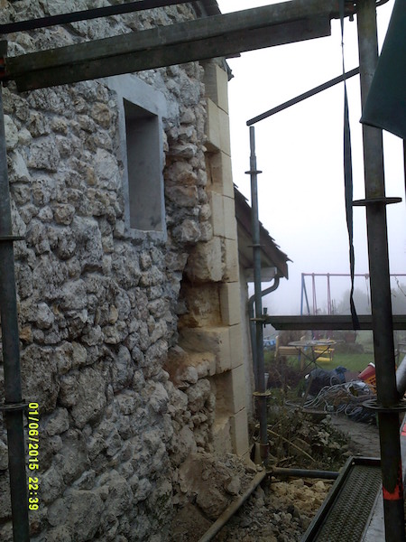 Pignon sud en cours de reconstruction