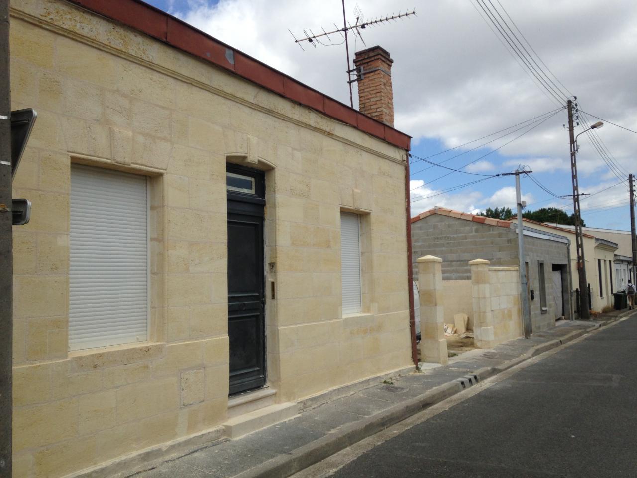 Façade ravalée, mur et poteau plaqués