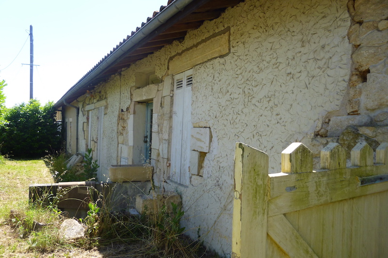 Façade Nord avant repiquage, début de chantier